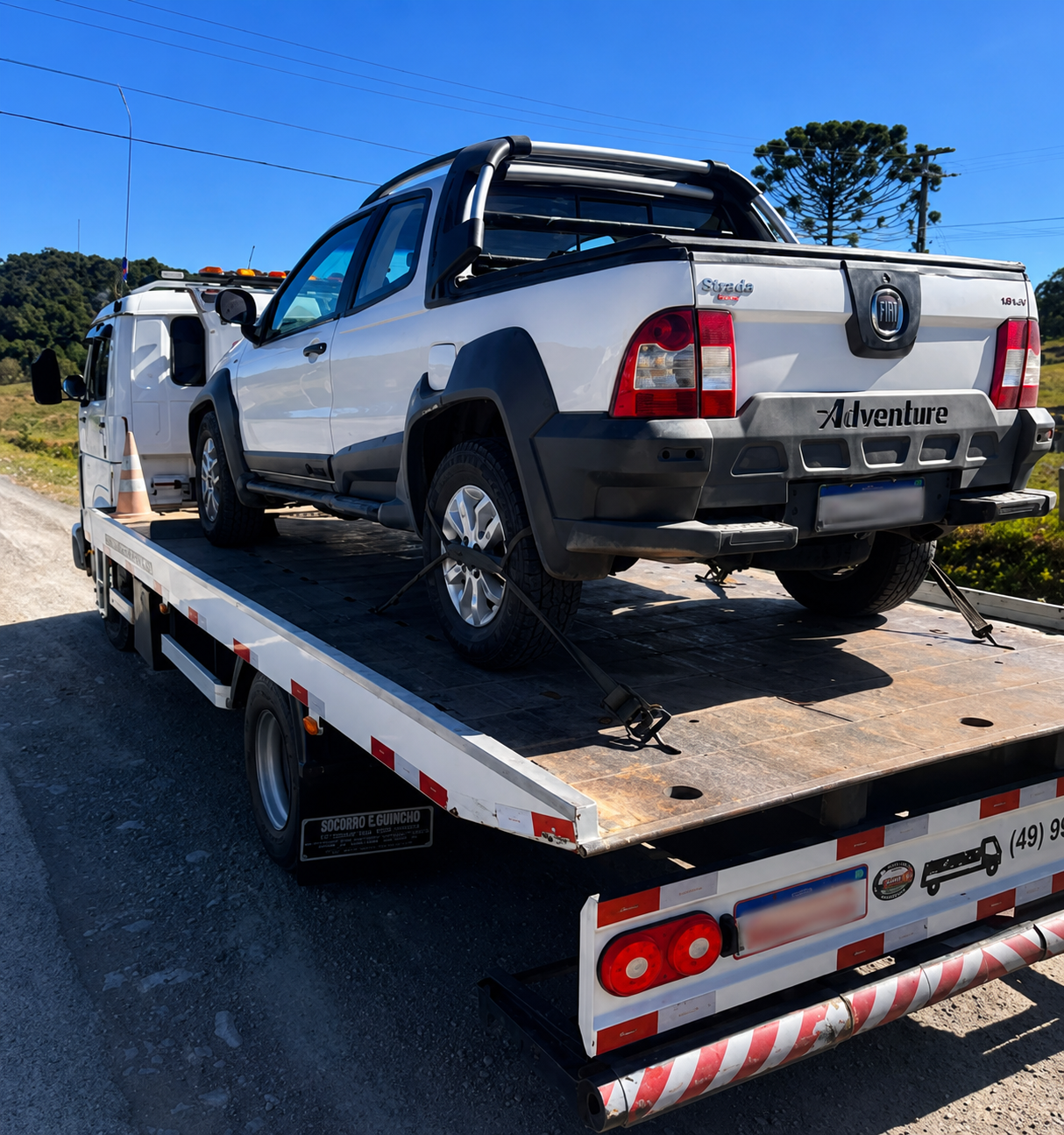 Caminhão-guincho transportando um carro