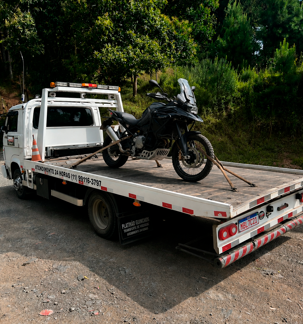 Caminhão-guincho transportando uma motocicleta
