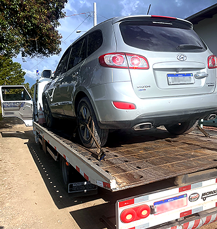 Caminhão-guincho transportando um SUV